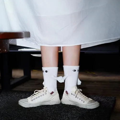 Vista 2 de UAURORAO Calcetines de pareja de muñecas 3D para mujeres y hombres, calcetines divertidos para sostener las manos en la mano, calcetines de amistad