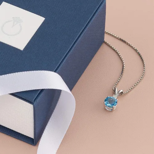 Vista 6 de PEORA Colgante de oro blanco de 14 quilates, topacio azul suizo y diamante, solitario de piedra natal auténtica, forma redonda, 0.256 in, 1.30