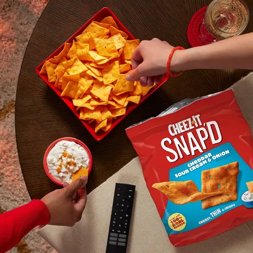 Vista 8 de Cheez-It Snap'd Chips de Galletas de Queso, Crujientes Delgadas, Aperitivos para el Almuerzo, Cheddar Crema Agria y Cebolla, Caja de 45oz (6 Bolsas)