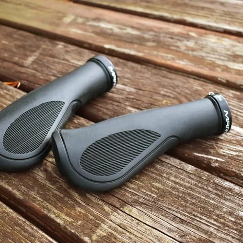 Vista 7 de MARQUE Ergo - Empuñaduras para manillar de bicicleta – Agarre antideslizante para mango de bicicleta con diseño ergonómico cómodo para barra plana