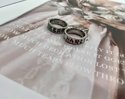Vista 6 de Anillos personalizados a juego de Harley y The Joker para parejas, juego de promesa con 2 anillos de compromiso de boda personalizados de acero