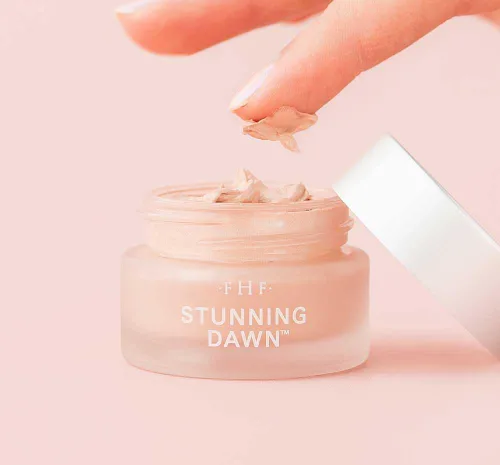 Vista 2 de FarmHouse Fresh Crema para los ojos. Crema para debajo de los ojos con ácido hialurónico, vitamina C, Bakuchiol Stunning Dawn Brightening Eye Cream