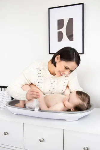 Vista 2 de Ubbi Cambiador de espuma para bebé, fácil de limpiar con base desmontable Gris