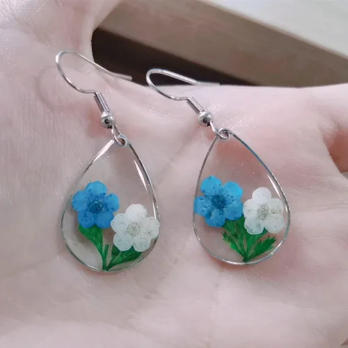 Vista 4 de Pendientes de resina CXUEMH con diseño de lágrima de flores prensadas, joyería de flores, aretes colgantes para regalos para mujeres y niñas, aretes