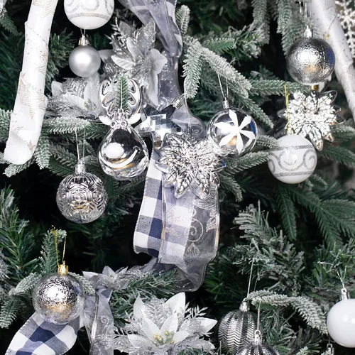 Vista 4 de Paquete de 100 adornos de bola de Navidad, bolas de Navidad de plástico plateado y blanco, inastillables, decoración de árbol de Navidad