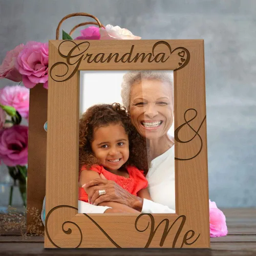 Vista 4 de KATE POSH Marco de fotos de madera natural grabado con texto en inglés «Grandma and Me», «I Love You Grandma», Grandparent's Day, Best Grandma Ever