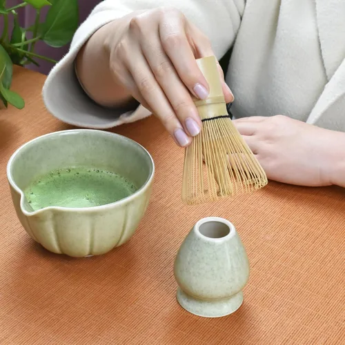 Vista 6 de Artcome Juego de té matcha japonés de 7 piezas, cuenco matcha con boquilla para verter, batidor de matcha, cuchara de té, soporte para batidor, kit