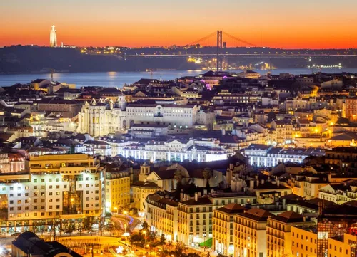 Vista 2 de Rompecabezas de Noah hermoso paisaje urbano, Lisboa, la capital de Portugal al al atardecer. Un destino popular para viajar por Europa, una