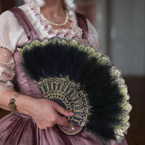 Vista 5 de Namalu - Abanico de plumas bordado, 2 piezas, diseño de marabú de los años 20, plegable, drag queen para mujeres de los años 20, disfraz de fiesta