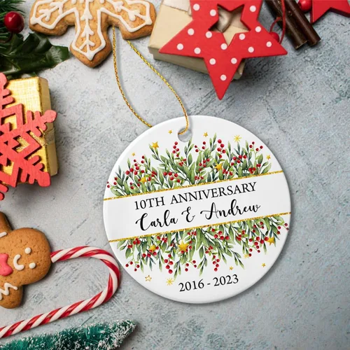 Vista 5 de Adorno personalizado de Navidad, aniversario de boda, aniversario de 2025, adornos de cerámica de Navidad para parejas, esposo, esposa, adorno