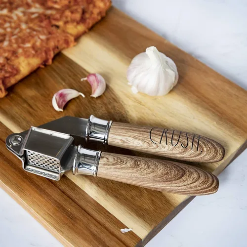 Vista 3 de Rae Dunn Everyday Collection - Juego de utensilios de cocina de madera y acero inoxidable, 7 piezas, herramientas de cocina con asas de madera