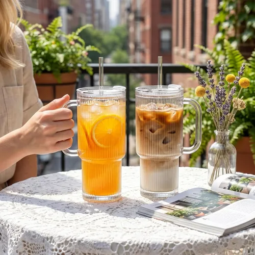 Vista 2 de INSETLAN Vaso de vidrio acanalado de 24 onzas con asa y tapa, paquete de 2 tazas grandes para café helado con pajitas, taza de vidrio moderna
