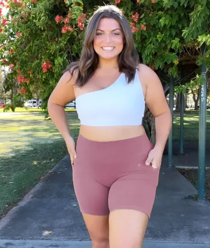 Vista 3 de NEW YOUNG Paquete de 3 pantalones cortos de ciclismo de talla grande con bolsillos para mujer, pantalones de yoga de cintura alta de 8 pulgadas