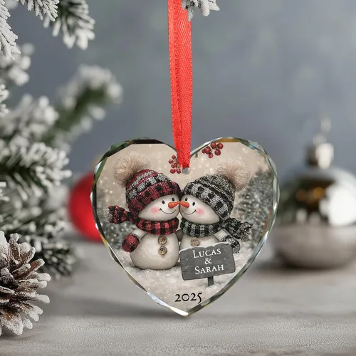 Vista 3 de Noni Adorno personalizado de cristal de corazón para parejas, nombres personalizados impresos y año 2026, muñeco de nieve para parejas, recuerdo