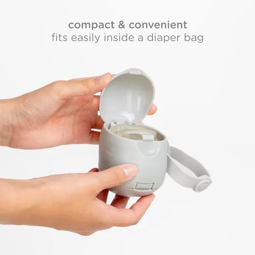 Vista 3 de Ubbi Porta Chupetes Dual para Llevar, Mantiene los Chupones del Bebé Limpios y Accesibles, Portátil para Viajar, Accesorio para Bolso de Pañales Gris