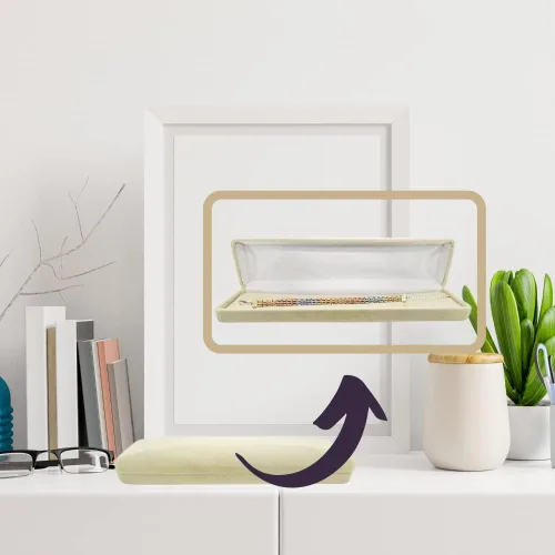 Vista 4 de Pulsera de terciopelo beige marfil, caja de regalo de joyería, vitrina de almacenamiento de viaje con caja exterior blanca incluida, tamaño 8 x 2