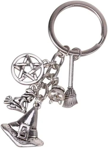 Vista 8 de Amosfun Llavero de metal para Halloween, sombrero de bruja, escoba, colgante, llaveros, decoración para llaves de coche, bolsa de regalo, Como se
