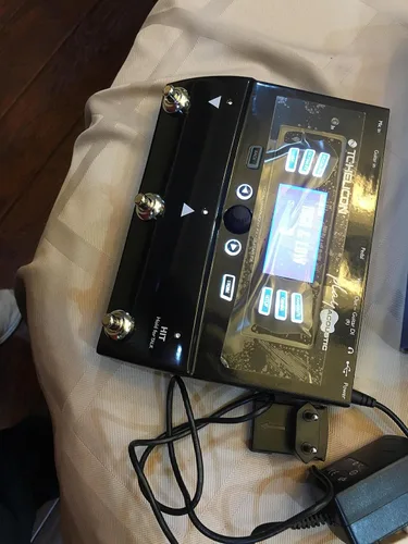 Vista 2 de TC Helicon PLAY ACOUSTIC - Pedal de efectos de 3 botones para voz y guitarra acústica con BodyRez y Looping