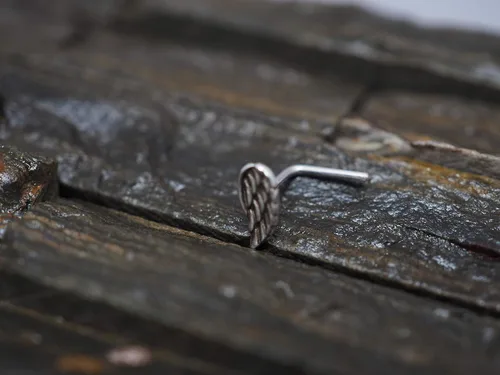 Vista 3 de Mini tornillo de nariz de plata de ley con alas de ángel, joyería para nariz, piercing para el cuerpo, piercing, joyería para el cuerpo
