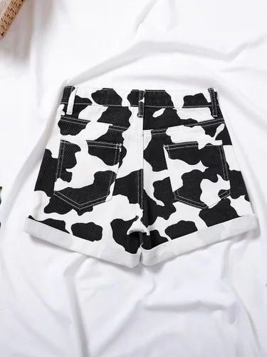 Vista 2 de WDIRARA Pantalones cortos de mezclilla de pierna ancha con botones de cintura alta y estampado de vaca para niña
