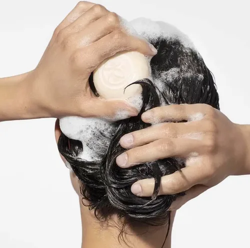 Vista 3 de Yves Rocher Champú sólido para el cabello con caléndula BIO Fórmula nutritiva y realzadora del brillo ecológico, menos plástico, más belleza