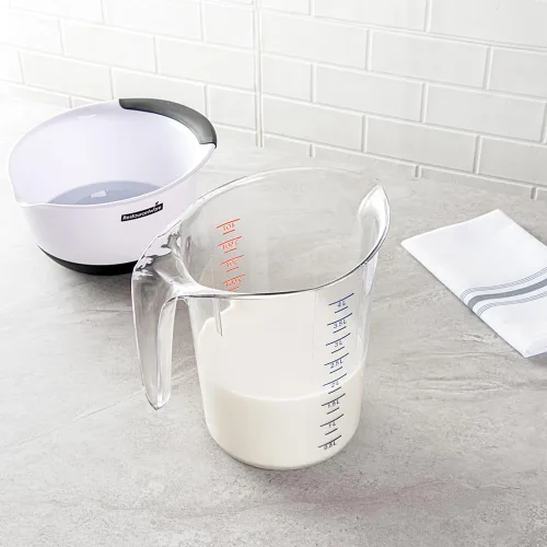 Vista 7 de Restaurantware-Chef 101 - Tarro medidor de 4 cuartos de galón, 1 vaso de medición duradero, unidades métricas e imperiales, boquilla en forma de V