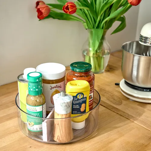 Vista 2 de Rosanna Pansino x iDesign - Tocadiscos divididos de plástico reciclado Lazy Susan con tapa, contenedor transparente/divisor de chispas de lavanda