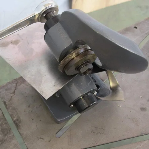 Vista 5 de KAKA Industrial Cizalla de chapa sin garganta, tijeras de metal de 0.079 pulgadas (0.079 in), cortador de banco manual de calibre 20