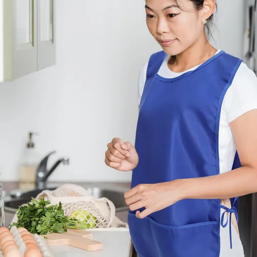 Vista 4 de minkissy Delantal sin mangas de poliéster impermeable con bolsillo negro y azul delantal para cocina, restaurante y estilista uso para hombres