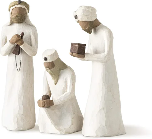 Vista 7 de Willow Tree Paz en la Tierra, un abrazo de paz, figura sostiene cordero como expresión de bendiciones pacíficas para el nacimiento de Navidad