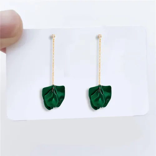 Vista 5 de GUOXIAOMEI Aretes colgantes de borla de acrílico con pétalos largos de diamantes de imitación, aretes de flores de rosas colgantes de resina floral