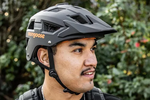 Vista 6 de Mongoose Casco de bicicleta de captura, para mayores de 8 años, soporte de cámara integrado, carcasa de ABS duradera, rejillas de ventilación