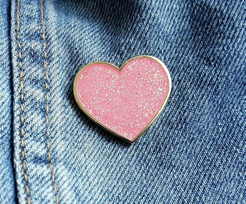 Vista 4 de Pinsanity Pin de solapa esmaltado de corazón con purpurina roja para el día de San Valentín, Rojo