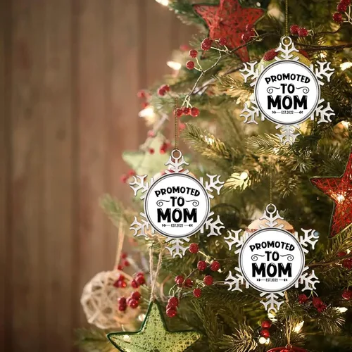 Vista 7 de Promoted to Mom Est 2022 Adornos de metal divertidos adornos de Navidad, recuerdo colgante de copo de nieve para invierno, Año Nuevo, decoración