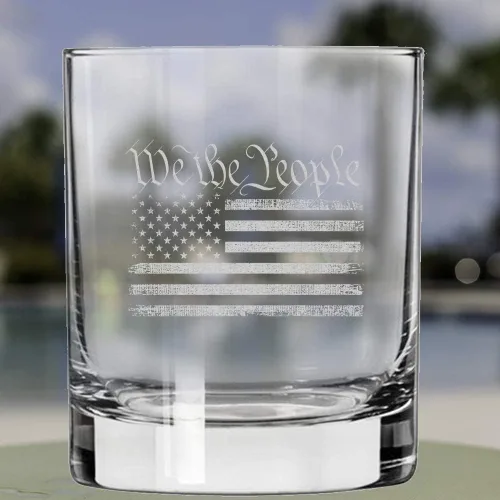 Vista 2 de Lucky Shot - We The People - Vaso de whisky con la bandera estadounidense Constitución de los Estados Unidos Regalo de copa de vino patriótica