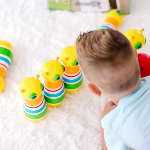 Vista 9 de Melissa & Doug Sunny Patch Giddy Buggy Juego de Bolos de Acción - 6 Pinos de Insectos, 1 Pelota de Plástico