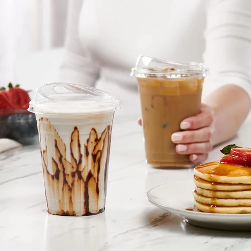 Vista 5 de GUSTO Vasos de plástico transparente con tapas [16 onzas – 100 unidades] – Vasos desechables para café helado con tapas sin popote para batidos