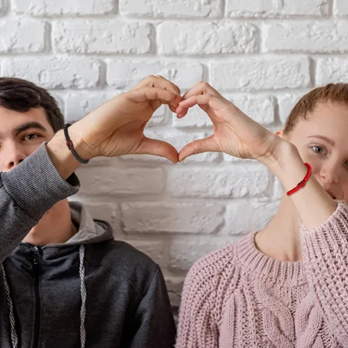 Vista 5 de Desimtion Regalos para mamá, papá, parejas, 100 idiomas, "I Love You", pulseras rojas del destino para novio y novia
