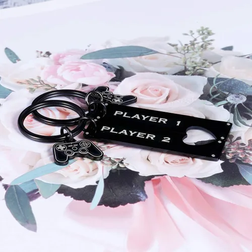 Vista 5 de Regalos para novio de novia divertido jugador de jugador 1 jugador 2 llaveros a juego para jugador novio pareja llavero de San Valentín Negro