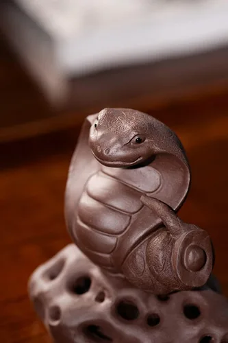 Vista 7 de Slowtee Yixing - Figuras de té de arcilla morada para mascotas, rey cobra, adornos de mesa de té de arena morada para decoración, serpiente