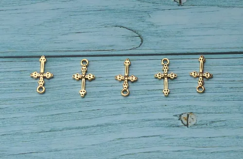 Vista 6 de 50 colgantes vintage de crucifijo con agujero de metal religioso antiguo plateado dorado cruz a granel para fabricación de joyas, kit de bricolaje