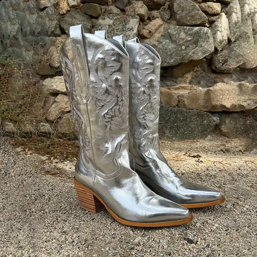 Vista 4 de Botas vaqueras bordadas a media pantorrilla para mujer, punta puntiaguda, tacón grueso, tacón grueso de 2.4 in, botas vaqueras para mujer