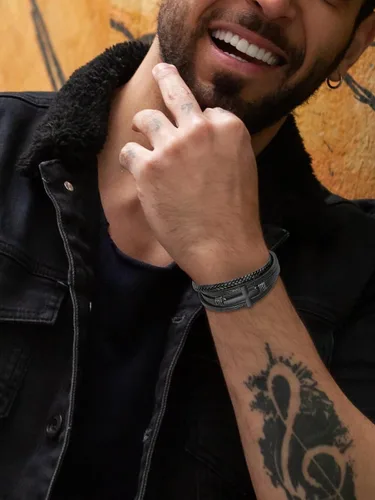 Vista 3 de Pulsera de cuero para hombre con cruz trenzada de varias capas con cierre de acero inoxidable, regalos religiosos cristianos para él