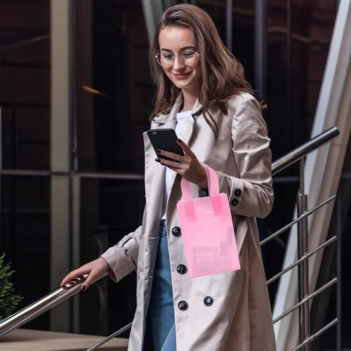 Vista 3 de Prime Line Packaging Bolsas de regalo rosadas, bolsas de tote de plástico esmerilado con asas para pequeñas empresas, golosinas, compras, cumpleaños