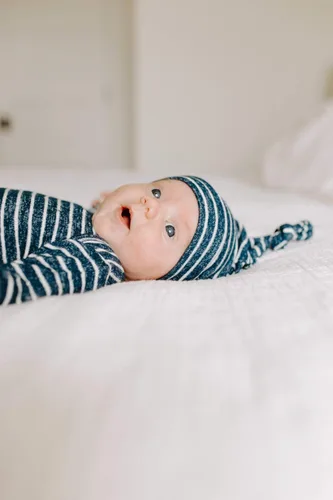 Vista 6 de aden + anais Snuggle - Set de regalo para recién nacido con vestido de bebé anudado, manta para envolver, sombrero infantil y babero bandana, 0-3