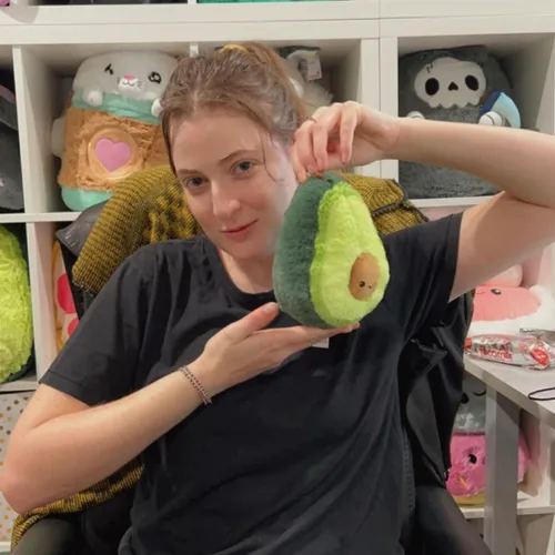 Vista 4 de Squishable - Snugglemi Snacker Avocado - Colección Comfort Food - 6 pulgadas - Peluche coleccionable - Frijoles
