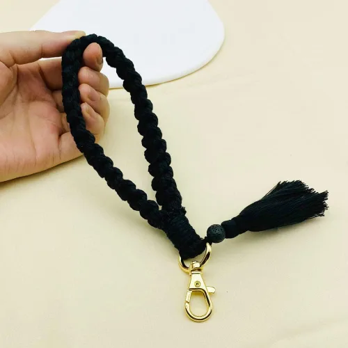Vista 4 de Mlouye Llavero de pulsera de macramé bohemio, hecho a mano, para llaves, tejido de algodón, correa de soporte para pulsera para mujer