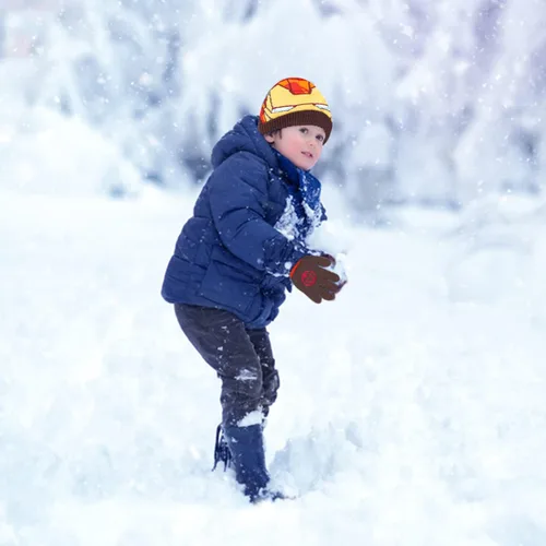 Vista 4 de Marvel Avengers - Juego de sombreros de invierno y guantes de nieve para niños y niños pequeños con lindos guantes y gorro suave, pompones esponjosos
