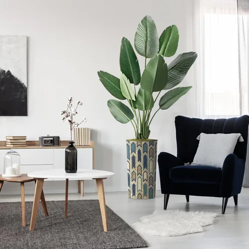 Vista 18 de Árbol artificial en macetero moderno con patrón poligonal, palmera tropical areca artificial de seda para decoración del hogar en interiores