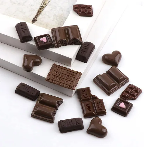 Vista 4 de GSHLLO 30 dijes de resina, pequeños dijes falsos de chocolate con parte trasera plana, cuentas de chocolate para bricolaje, bonitos accesorios